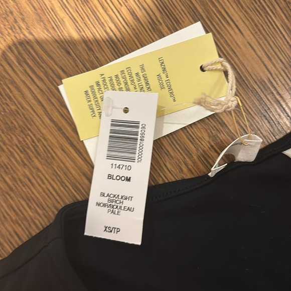 XS Aritzia top with flower BLOOM top in black/light birch - Picture 3 of 3